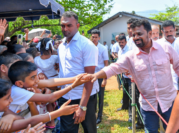 ‘டித்வா’ சூறாவளியினால் உயிரிழந்தவர்களை நினைவு கூர்ந்து, நெலும்மல கிராமத்தில் நடைபெற்ற மூன்றாம் மாத நினைவையொட்டிய அன்னதான நிகழ்வில் ஜனாதிபதி கலந்துகொண்டார்